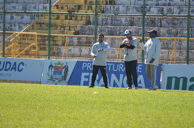 Assistente técnico Leo Santin, preparador físico Paulo Sérgio e o técnico da Francana, Alexandre Ferreira